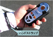 ハンドストラップをつけてブリーズを片手で持っている写真
